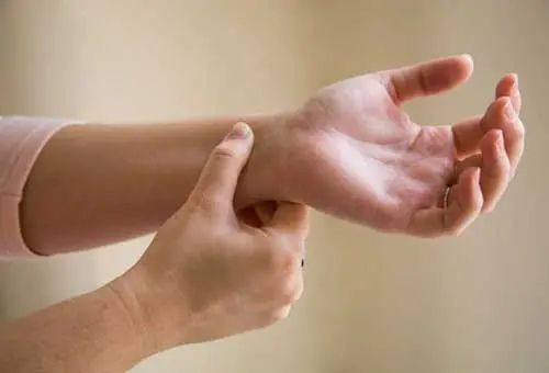 العلاج بالضغط على معصم اليد لتخفيف الغثيان و القيء عند الاطفال، حيث يتم الضغط برفق على الاخدود في الجهة الداخلية من معصم اليد