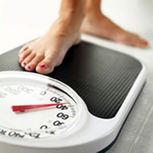 ان التخلص من الوزن الزائد يساهم بشكل كبير في تخفيض و علاج الكوليسترول المرتفع في الدم، حيث ان فقدان ما مقداره 2 الى 4 كغم يساهم في خفض مستوى الكوليسترول الكلي في الدم