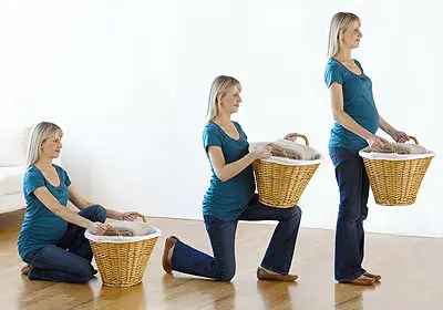 الطريقة الصحية و الصحيحة لرفع الاشياء عن الارض للمرأة الحامل تشمل الحفاظ على استقامة الظهر و رفع الاشياء بالجلوس على الارض دون انحناء و الوقوف باستخدام عضلات الساقين فقط