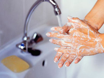 غسل اليدين بانتظام يساعد في القضاء على الجراثيم و بالتالي يساهم في الوقاية من التهاب الشعب الهوائية